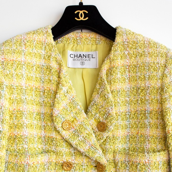Iconic Chanel Vintage Spring/Summer 1994 Yellow Gold Tweed 94P Jacket - Picture 8 of 17